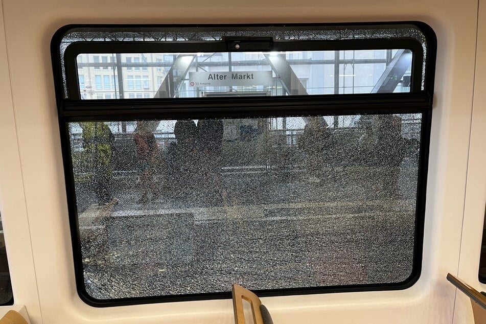 Durch den Steinwurf ging eine Scheibe der Schwebebahn zu Bruch. Verletzt wurde niemand.
