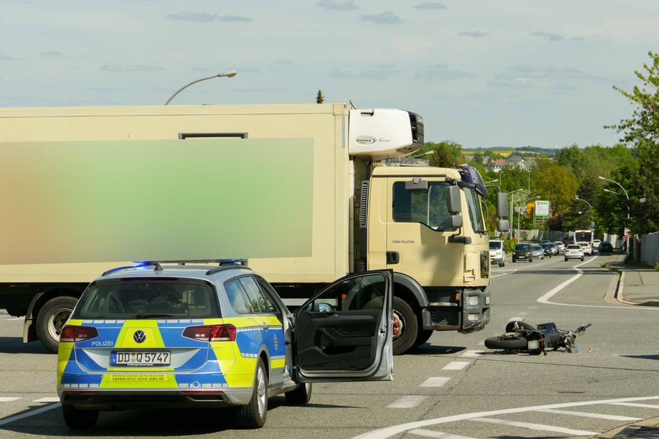Auf einer Kreuzung in Waldheim krachten am Dienstag ein Laster und ein Motorrad zusammen.
