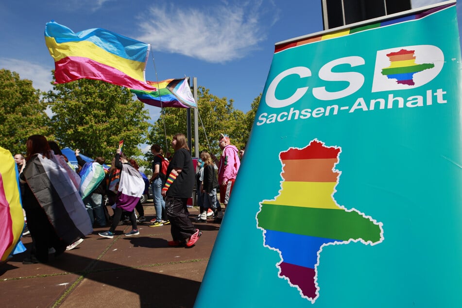 Etwa 1000 Menschen nahmen am Auftakt des CSD in Schönebeck teil.