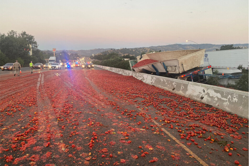 Auf einer Autobahn in Kalifornien wurden bei einem Unfall drei Menschen verletzt und zigtausende Tomaten verschüttet.