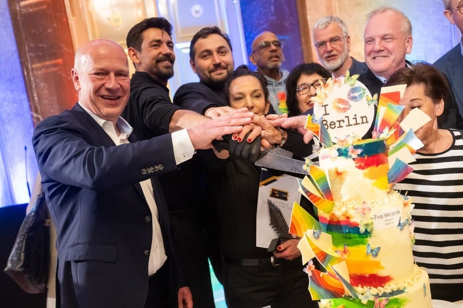 Berlins Bürgermeister Kai Wegner (52, CDU) freute sich über den Regenbogenkuchen.