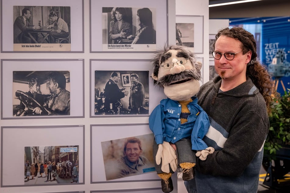 Burkhard Werner (51) vom Welt-Theater mit Maskottchen Erno Ernemann koordiniert die Sanierung.