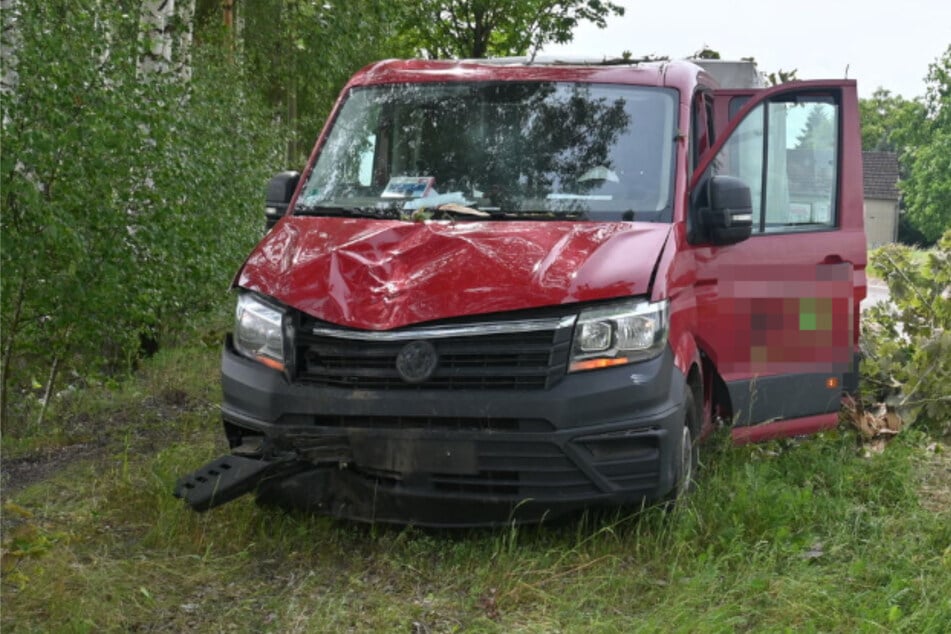 Unfall wegen Sekundenschlaf: VW kracht gegen Baum, Fahrer verletzt