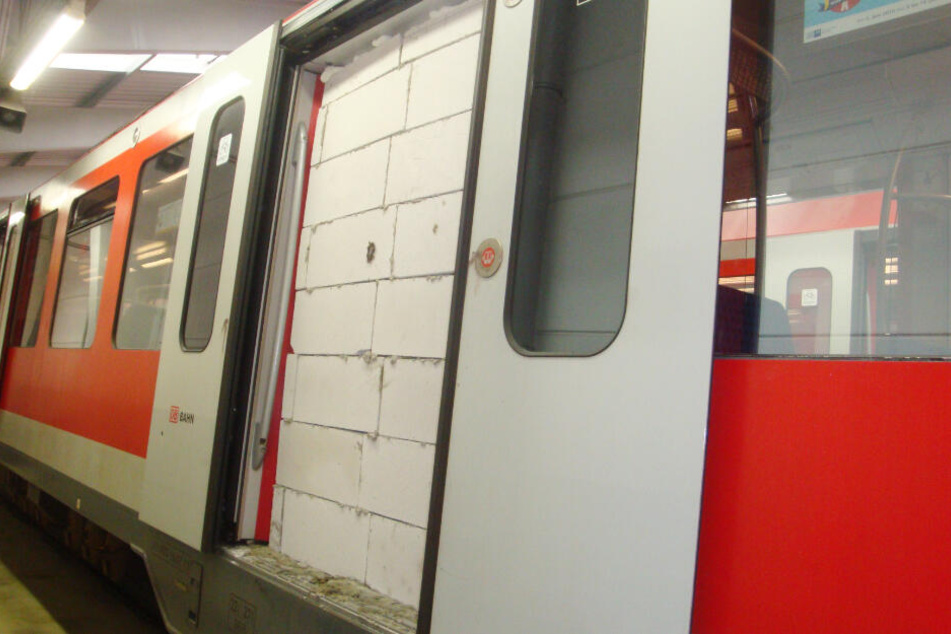 Im April 2015 mauerten Unbekannte die Tür einer S-Bahn in Hamburg zu.