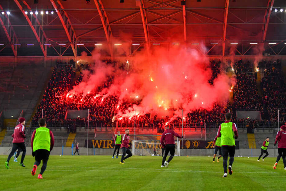 4.000 Fans kamen am Montag zum öffentlichen Training und beschworen den Zusammenhalt mit der Mannschaft.