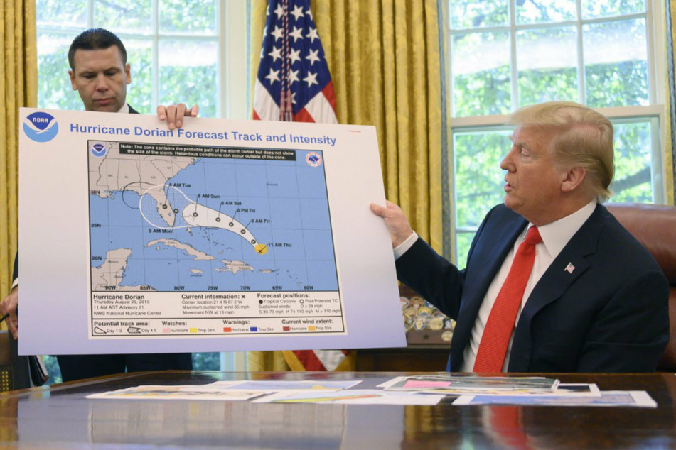 Der ehemalige US-Präsident Donald Trump erklärt Naturwissenschaften, denn er kennt sich aus mit Hurrikans.