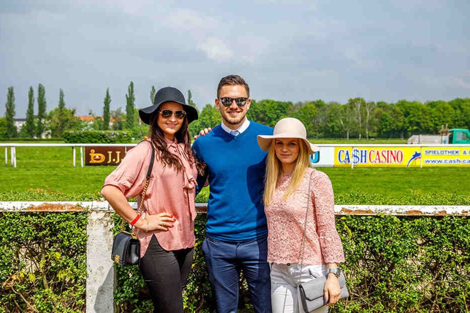 Kicker Pascal Testroet (25) hatte gleich zwei schöne Frauen im Arm: Seine Frau Michelle (25, l.) und ihre Begleiterin Hanna Fahlke.