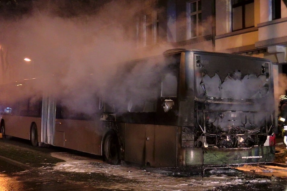 Die Feuerwehr war schnell vor Ort und löschte den brennenden Bus.