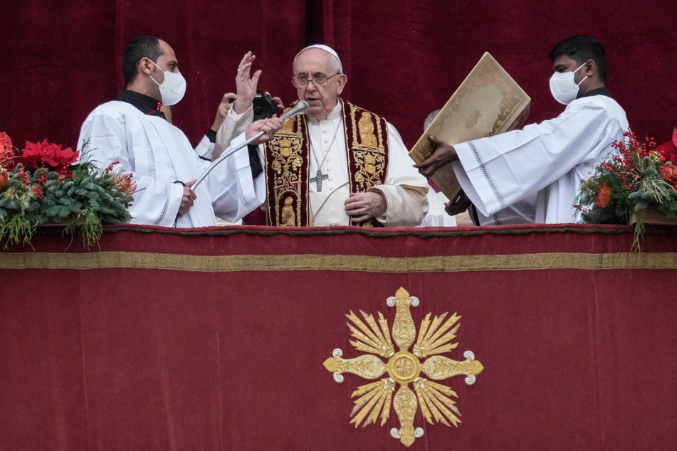 Papst Franziskusb (85) spricht am ersten Weihnachtsfeiertag den Weihnachtssegen "Urbi et Orbi" (der Stadt und dem Erdkreis) vom Hauptbalkon des Petersdoms im Vatikan aus.