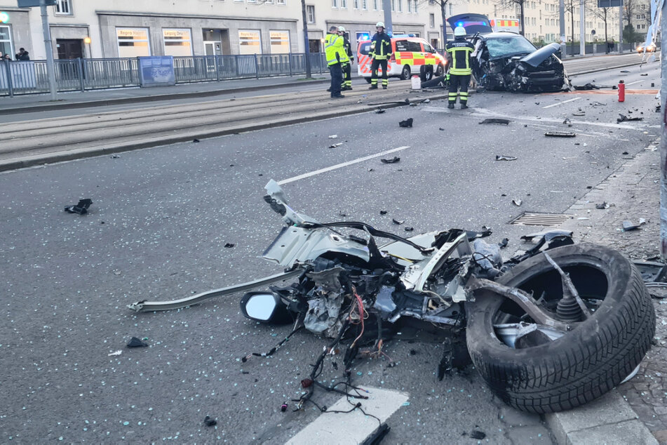 Audi rast gegen Pfeiler: Ein Verletzter bei heftigem Crash in Leipzig