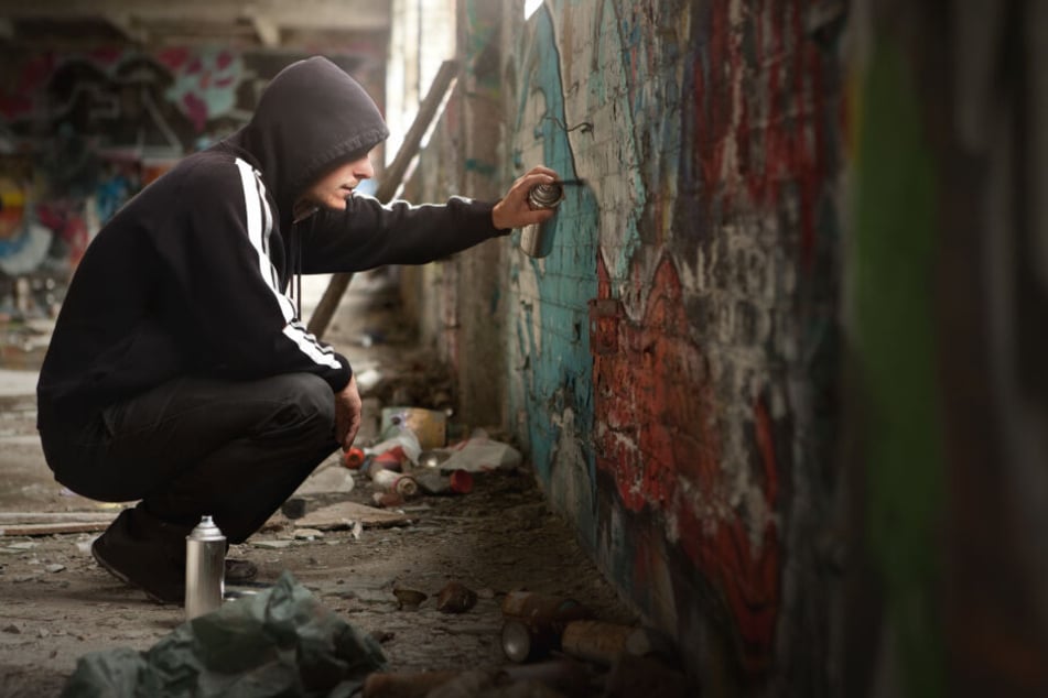 Die Sprayer und ihre Graffitis kosten die BVG jedes Jahr Unsummen – sowohl aufgrund der Reinigungsarbeiten, als auch wegen der Überwachung. (Symbolbild)