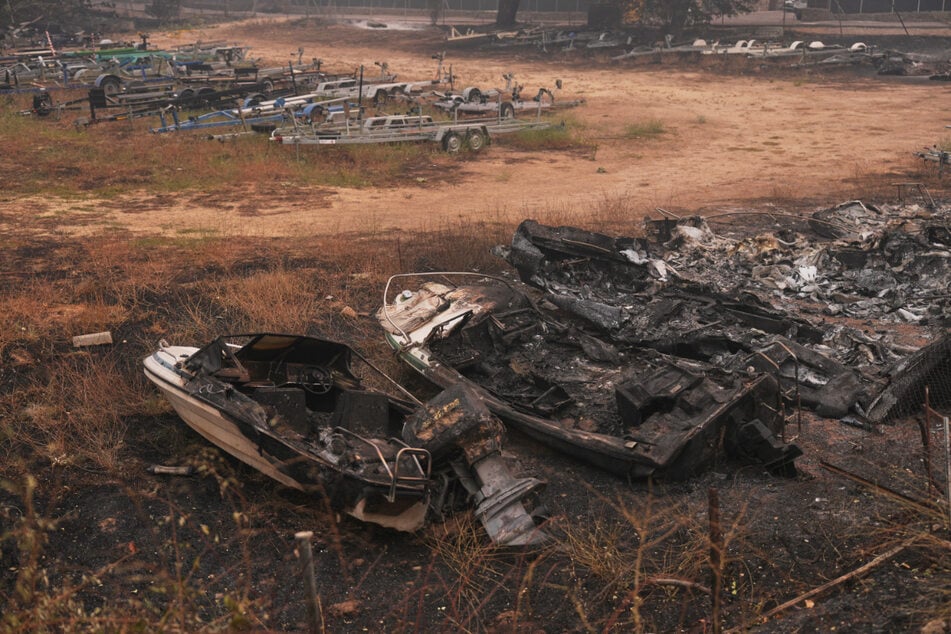 Vom Waldbrand völlig zerstörte Freizeitboote in Pelayos de la Presa in der Provinz Madrid.