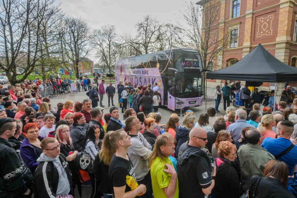 Hunderte Fans erwarteten Schlager-Star Andrea Berg in Chemnitz.