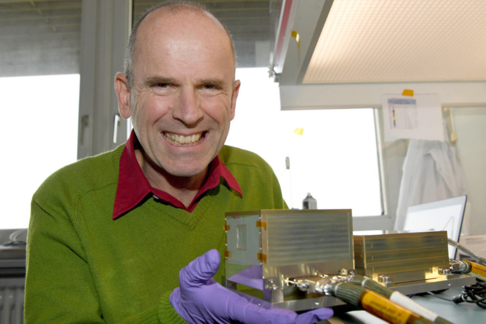 Forscher Prof. Robert F. Wimmer zeigt das LND, mit dem auf dem Mond die gefährliche Neutronen-Strahlung gemessen werden soll.