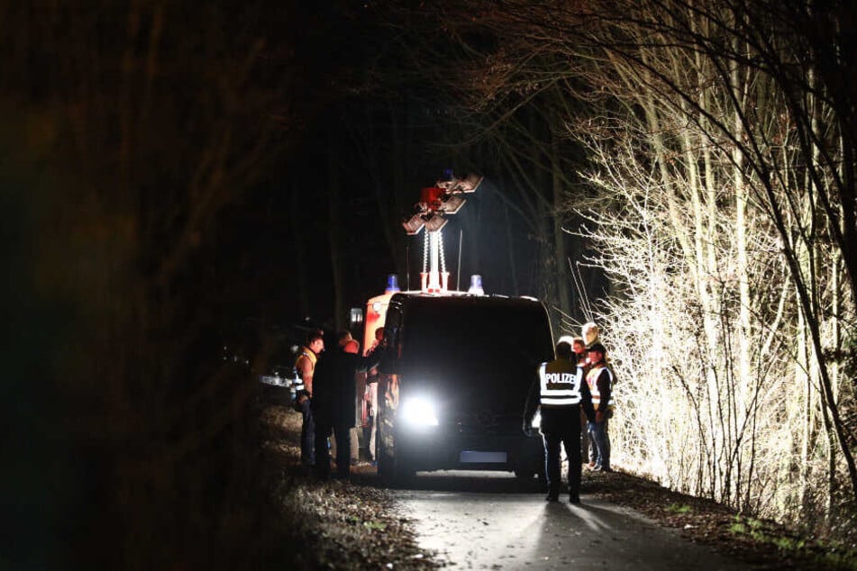 Die Feuerwehr leuchtet die Stelle, an der die Leiche gefunden wurde, aus.