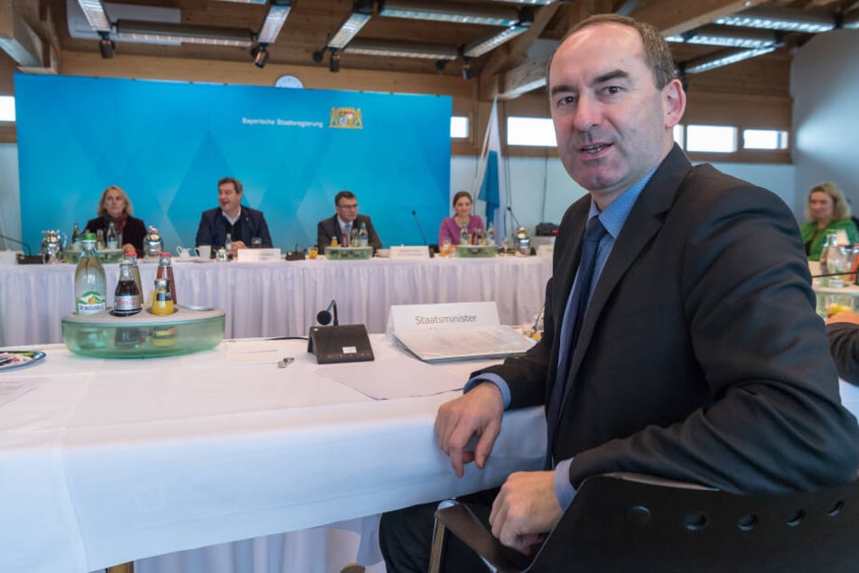 Hubert Aiwanger, bayerischer Wirtschaftsminister und Landesvorsitzender der Freien Wähler in Bayern, sitzt im Tagungszentrum Markus Söder (M, CSU), Ministerpräsident von Bayern, gegenüber.