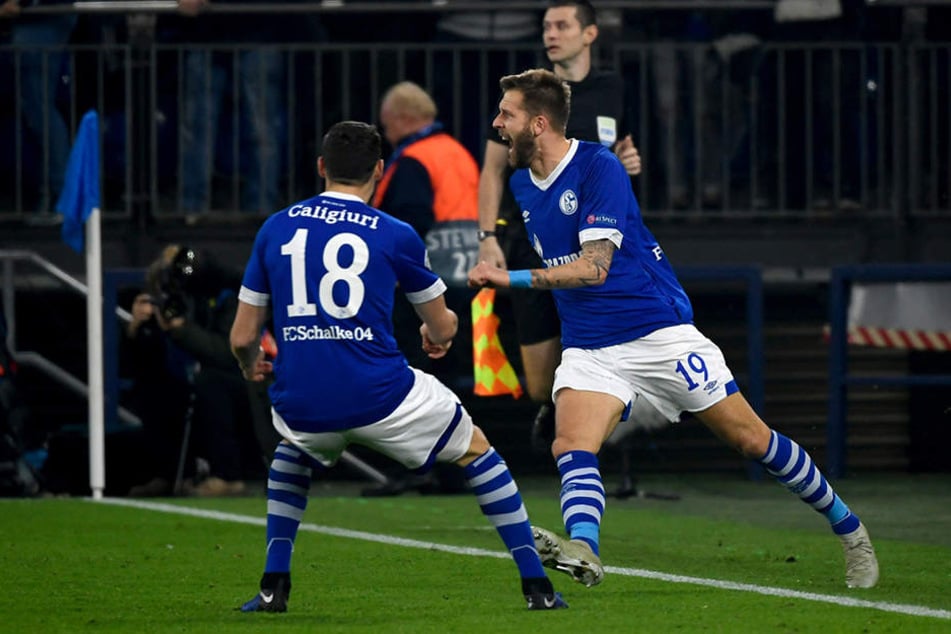 Schalkes Guido Burgstaller (r.) bejubelt mit Teamkollege Daniel Caligiuri seinen Treffer zum zwischenzeitlichen 1:0.