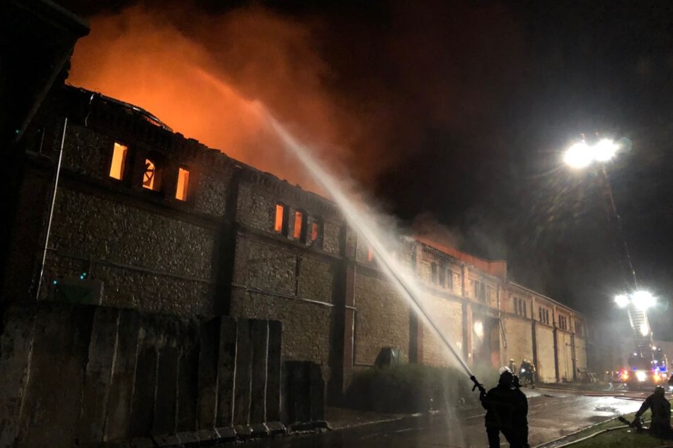 In der Nacht zu Mittwoch brannte diese Lagerhalle westlich von Magdeburg aus.