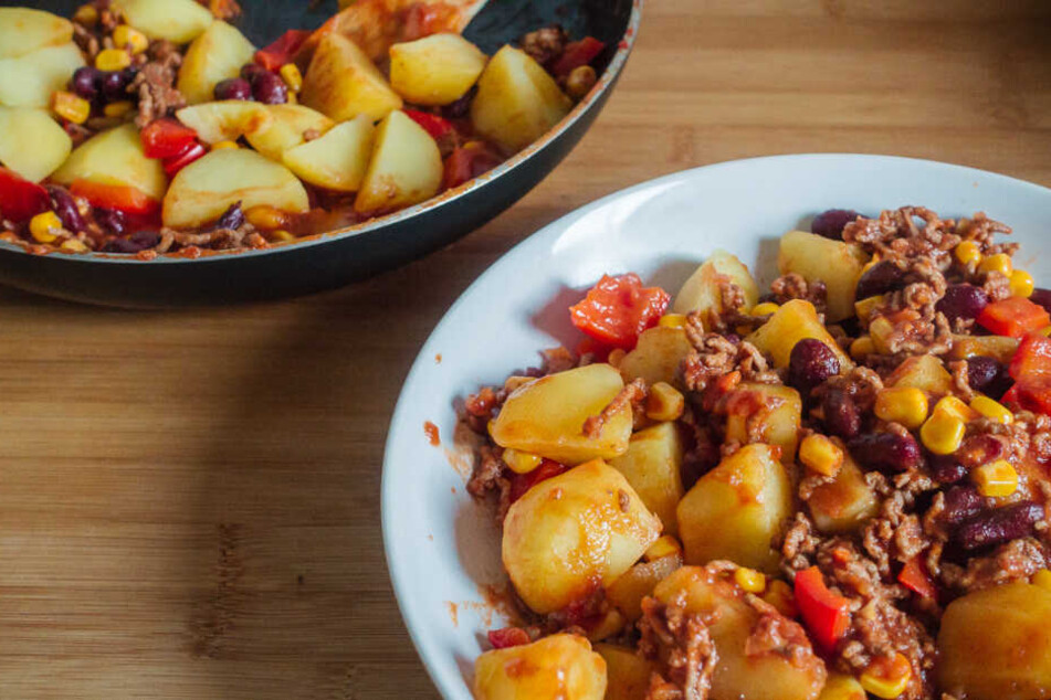Leckeres, gesundes Gericht aus Kartoffeln, Hackfleisch und Bohnen.