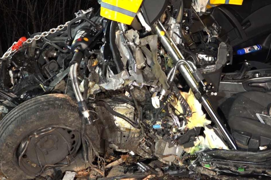 Das Foto zeigt das Auto-Wrack des BMW nach dem heftigen Unfall.