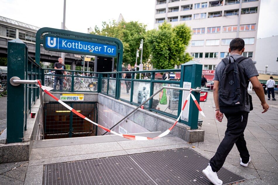 Ein 26 Jahre alter Mann ist im vergangenen Juni im Zwischendeck des Berliner U-Bahnhofs Kottbusser Tor erstochen worden.