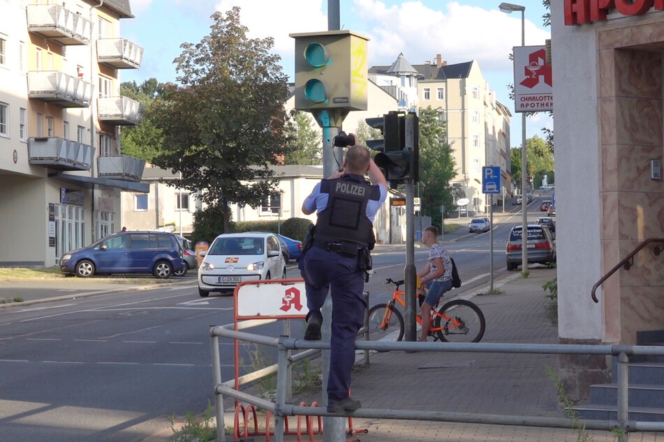 Grüne Farbe nahm dem Blitzer in der Clausstraße Mitte Juli die Sicht.