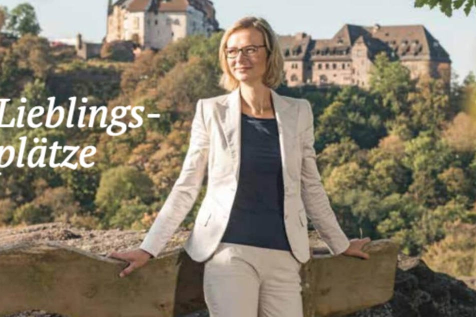 In der Online-Version ist der Schriftzug auf der linken Seite des Bildes schon wieder verschwunden.