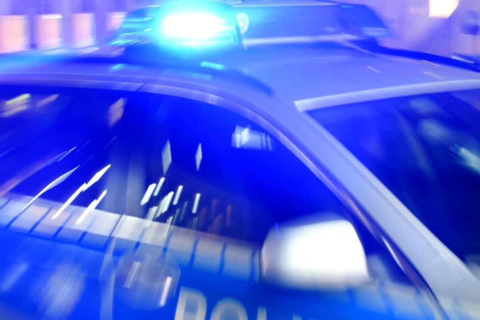 Die Polizei fahndet aktuell nach den beiden Unbekannten. (Symbolbild)