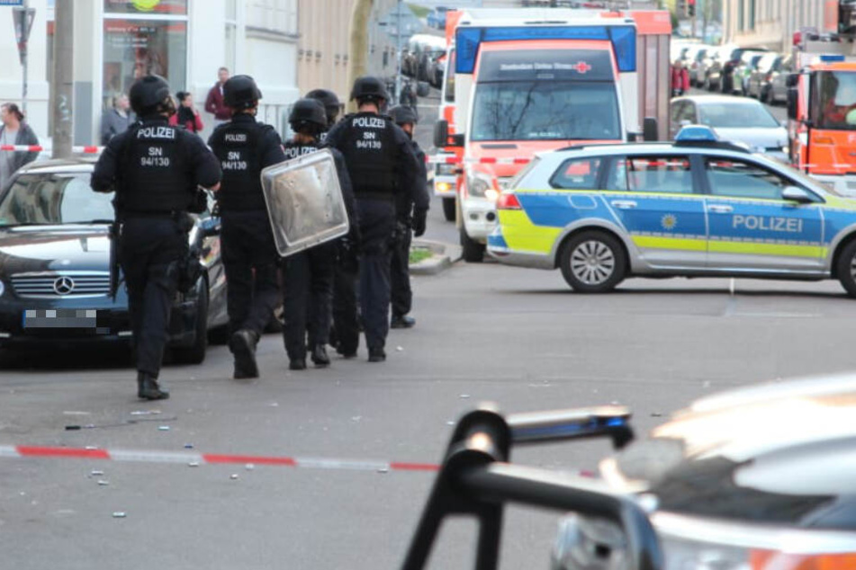 Eine Spezialeinheit rückte an und holte den Randalierer aus seiner Wohnung.