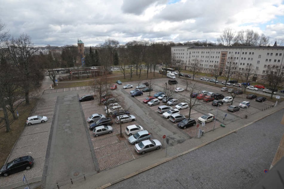 Die zwei Parkplätze am Johannisplatz und vorm Tietz (hinten) sollen bebaut
werden, 1100 Plätze fallen so weg.