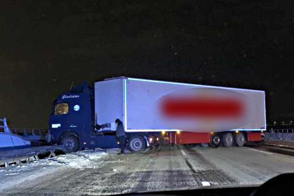 Der Sattelzug steht quer auf der A2 Richtung Hannover.