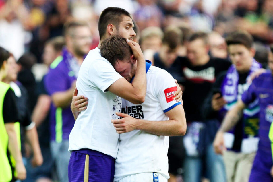 Auch ein fairer Sportsmann: Dimitrij Nazarov (l.) tröstet nach der gewonnenen Relegation der Auer gegen den KSC im Mai 2018 Gegenspieler Matthias Bader.