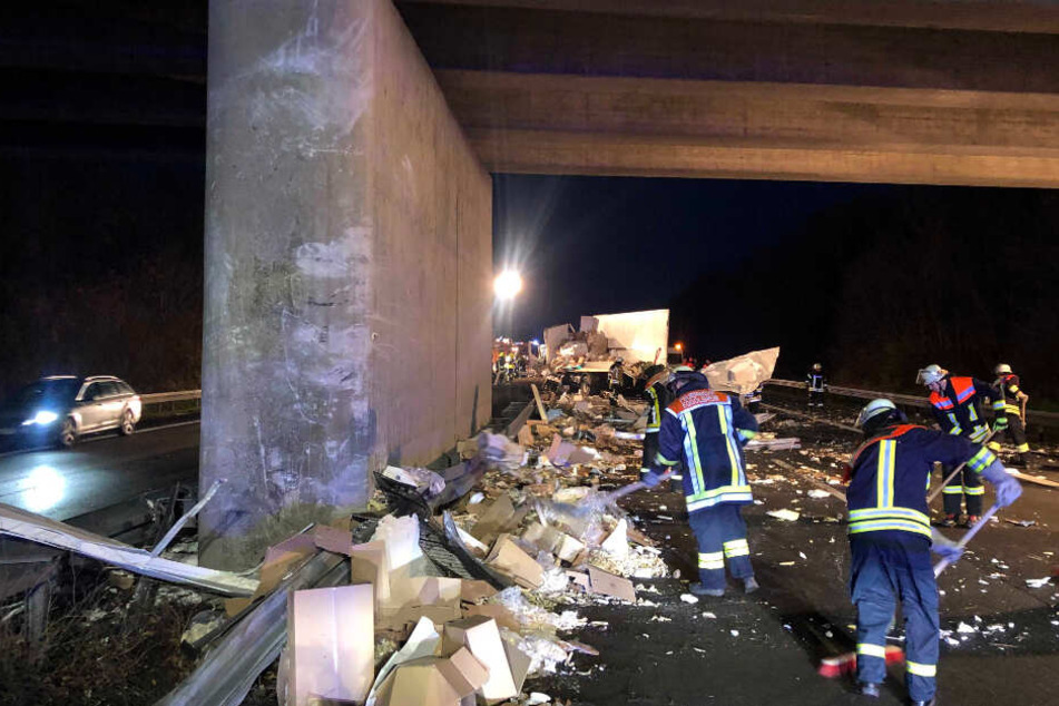Der Fahrer krachte mit seinem Lastwagen gegen den Brückenpfeiler. Der 12-Tonner wurde bei dem Aufprall komplett zerfetzt.