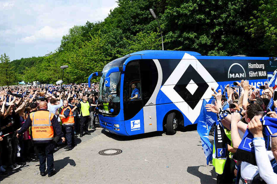 Der Empfang vor dem Spiel: Tausende HSV-Fans machten der Mannschaft Mut!