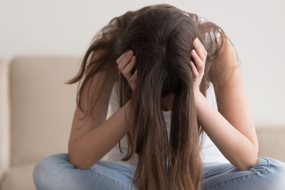 Der Mann soll die 14-Jährige unter anderem gegen ihren Willen geküsst haben (Symbolfoto).-