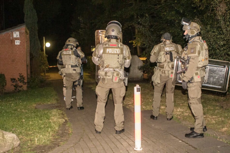 Das SEK rückt an bei einem Polizeieinsatz in Hamburg-Osdorf.