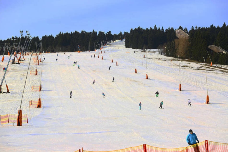 Die ersten Skifahrer sind da: Der Fichtelberg startet in die Skisaison.