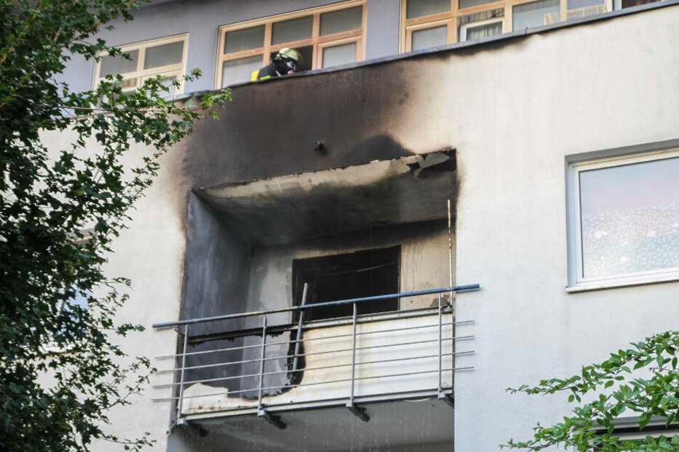 Die Brandwohnung im zweiten OG ist durch die Flammen gekennzeichnet.