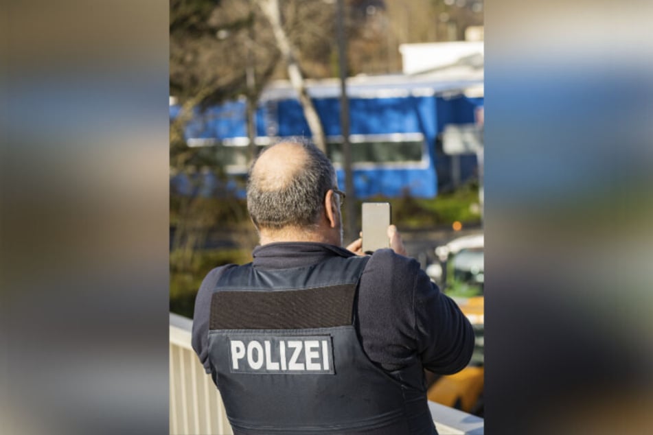 Dresdner Polizisten suchen nach dem Unbekannten mit dem Messer. (Symbolbild)