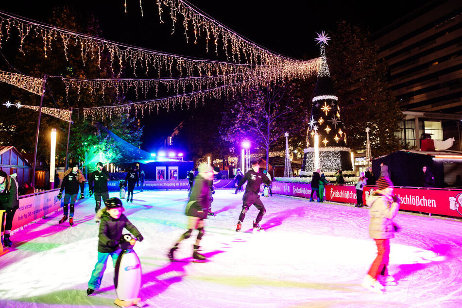 Dresdner Weihnachtsmarkt begeistert mit dieser schönen Eisbahn
