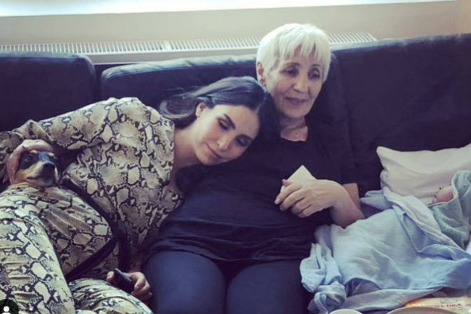 Sila Sahin (l) und ihre Mutter Hanife (r) samt Hund Cici und Sohn Elija.