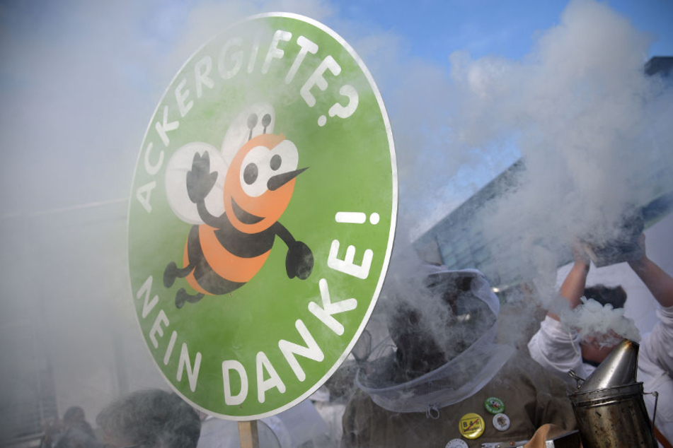 Teilnehmer einer Protestaktion demonstrieren gegen Pflanzenschutzmittel. (Archivbild)