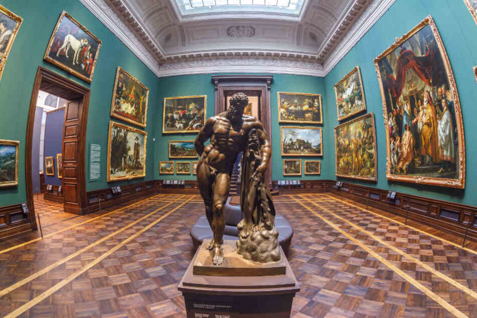Monumentale Skulpturen - hier der Herkules Farnese - vor üppig-barocker Gemälde-Hängung: So präsentiert sich die Gemäldegalerie Alte Meister.