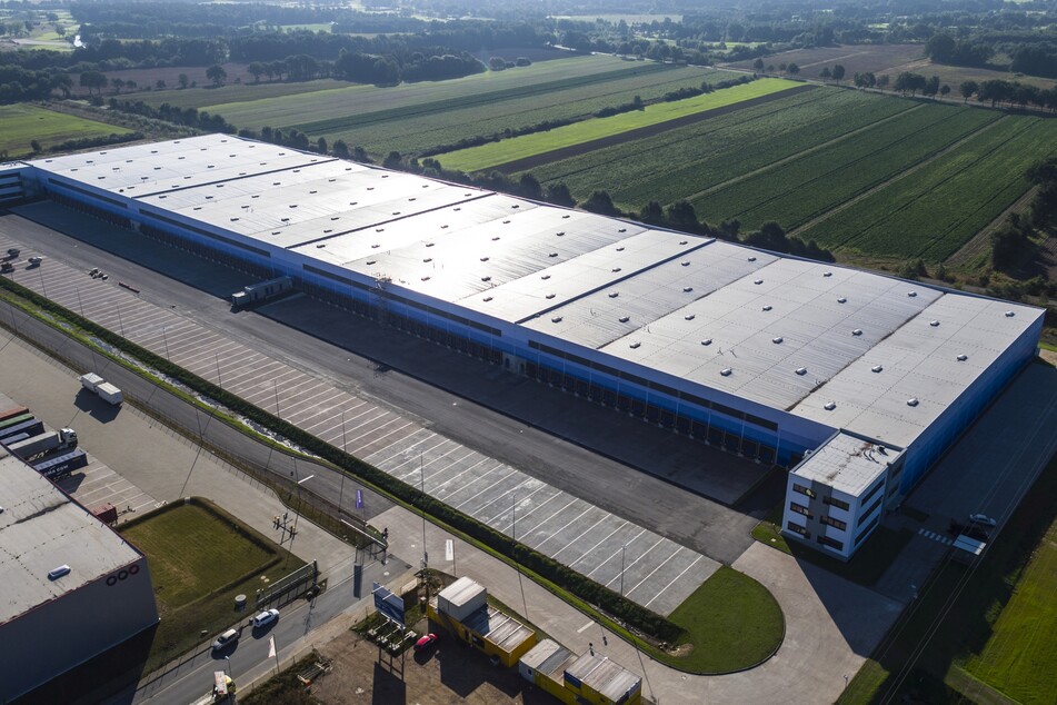 Das Amazon Logistikzentrum in Winsen (Luhe) im niedersächsischen Landkreis Harburg aus der Luft.