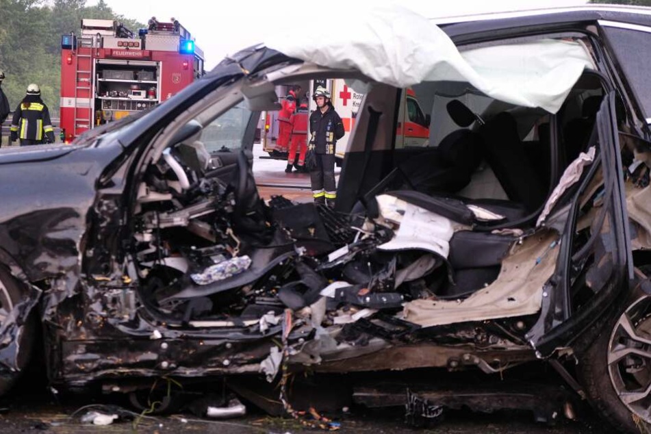 Der Fahrer des Autos wurde beim Unfall so schwer verletzt, dass er nicht überlebte.