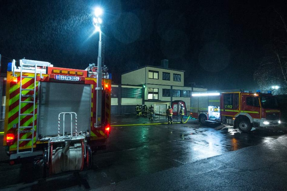 Ein Großaufgebot der Feuerwehr kümmerte sich in der Nacht um den ABC-Unfall.