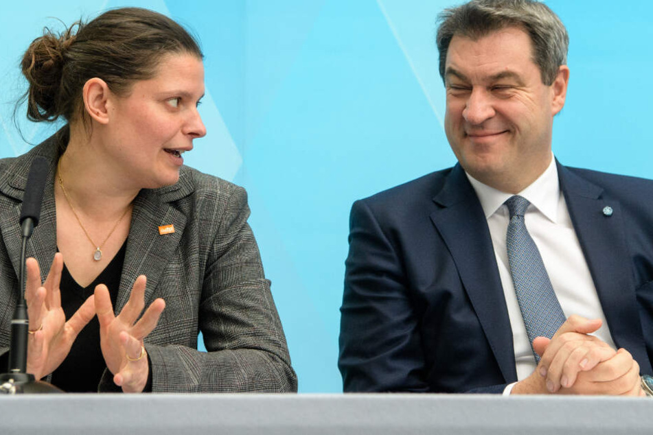 Markus Söder (r.) und Agnes Becker (l.) zeigen sich mit den erzielten Ergebnissen bislang zufrieden.