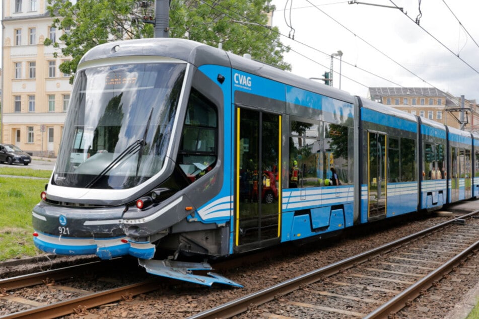 Die Straßenbahn wurde an der Front stark beschädigt.