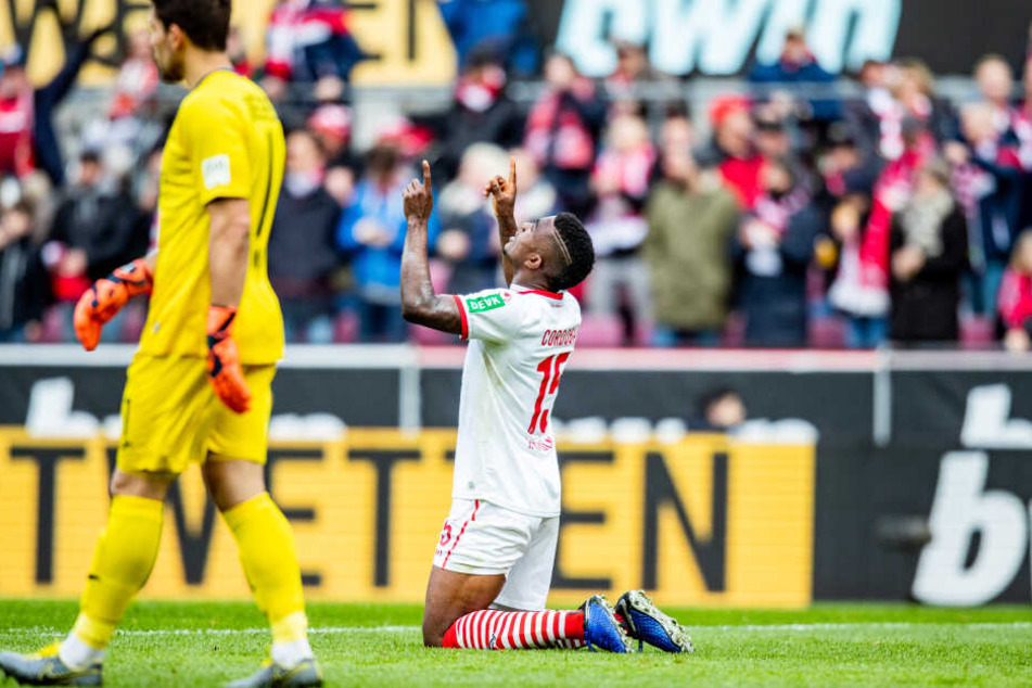 Jhon Cordoba bejubelt seinen vorentscheidenden Treffer zum 3:0 (48.).