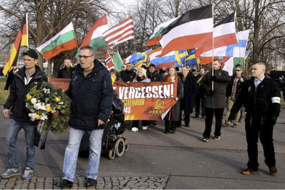Die Nazis sind los gelaufen.
